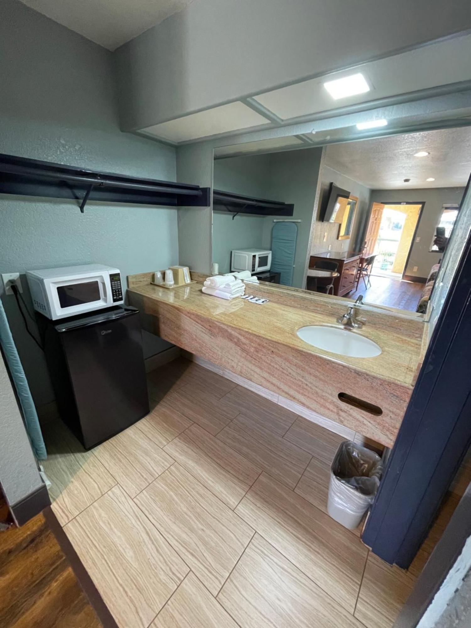 Travelers Inn แคสโตรแวลลีย์ ภายนอก รูปภาพ